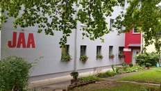 Eingangstür der Abteilung Göttingen im Sommer